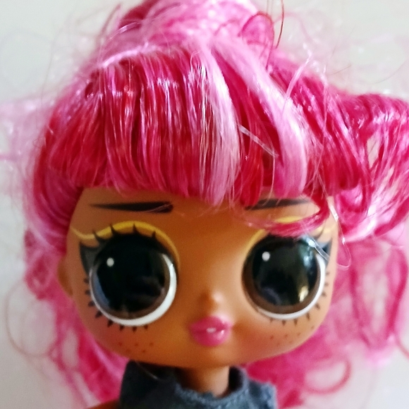 LOL SURPRISE TWEENS CHERRY BB FASHION DOLL WITH CLOTHES PINK HAIR - Picture 2 of 3